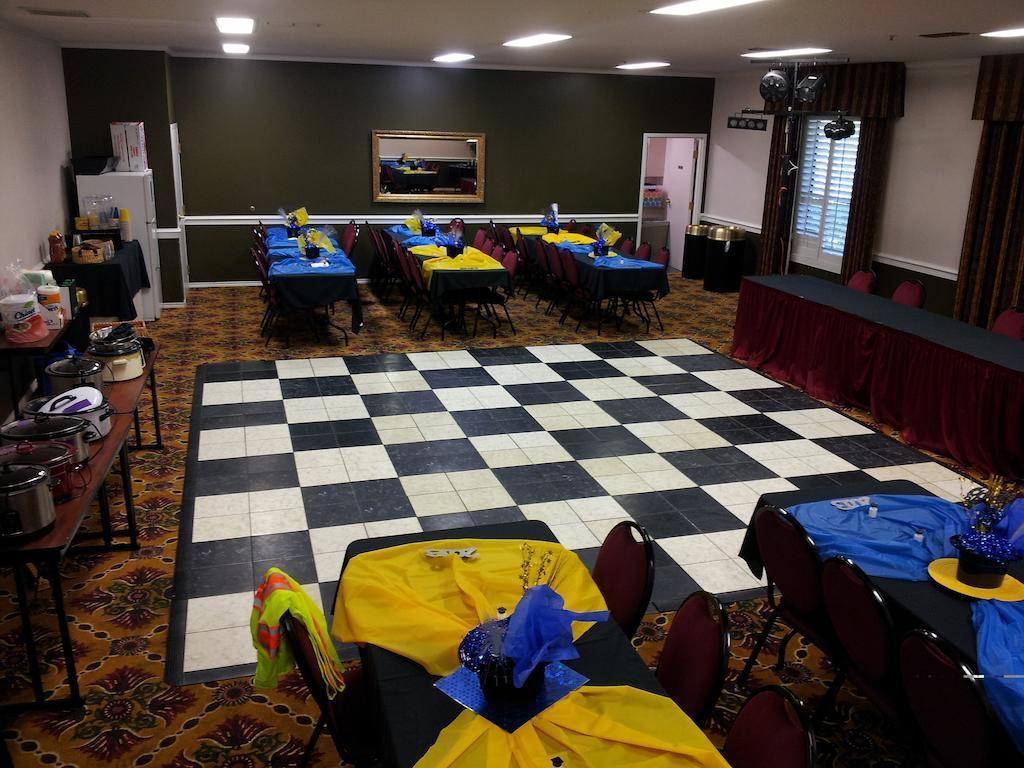 Ashmore Inn And Suites Лъбък Екстериор снимка