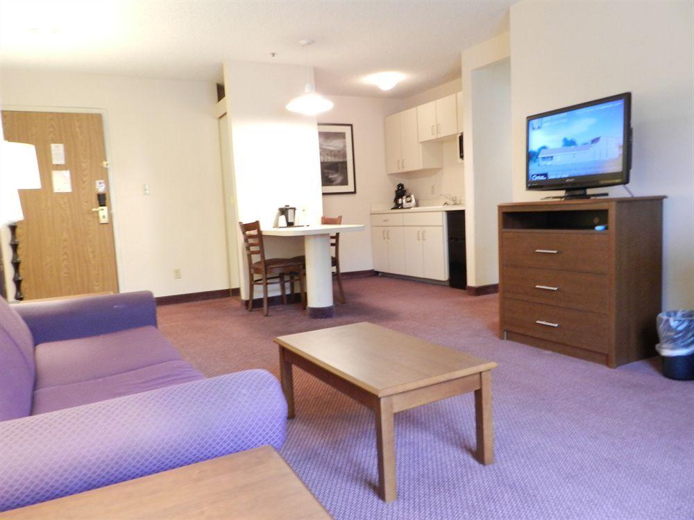 Ashmore Inn And Suites Лъбък Екстериор снимка