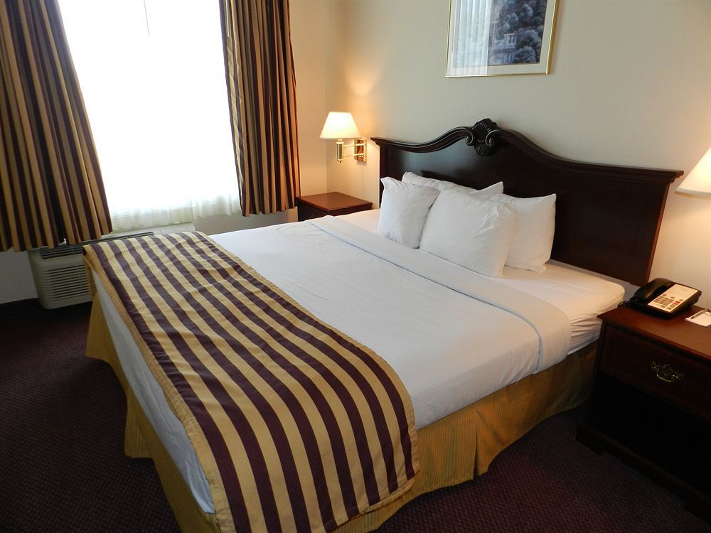 Ashmore Inn And Suites Лъбък Екстериор снимка