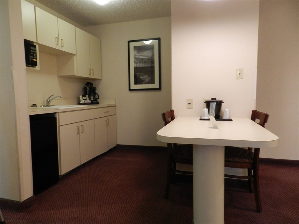 Ashmore Inn And Suites Лъбък Екстериор снимка