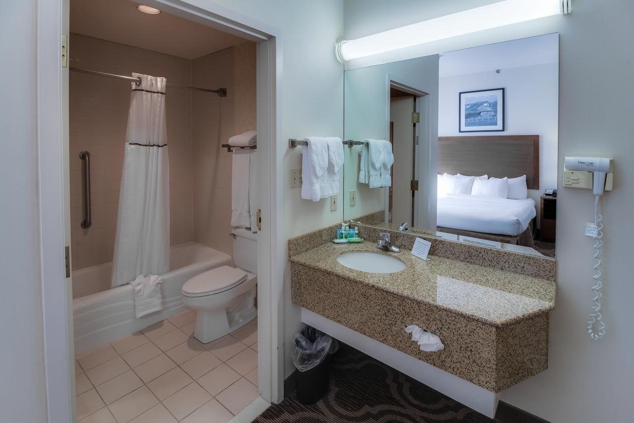 Ashmore Inn And Suites Лъбък Екстериор снимка