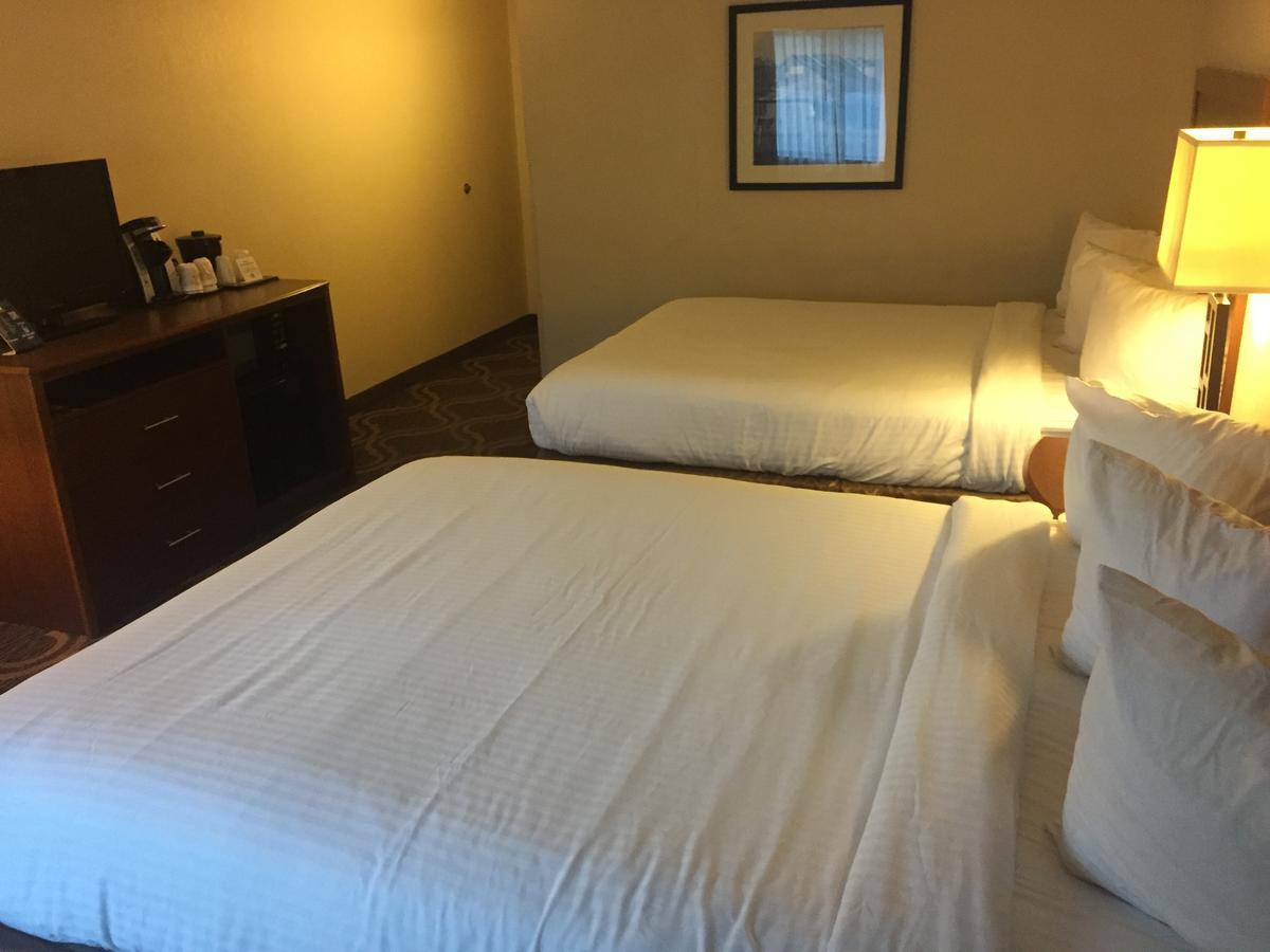 Ashmore Inn And Suites Лъбък Екстериор снимка