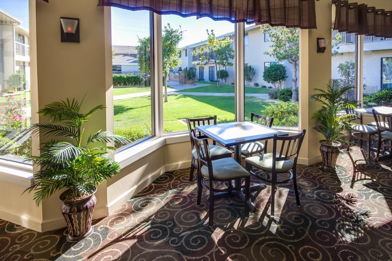 Ashmore Inn And Suites Лъбък Екстериор снимка