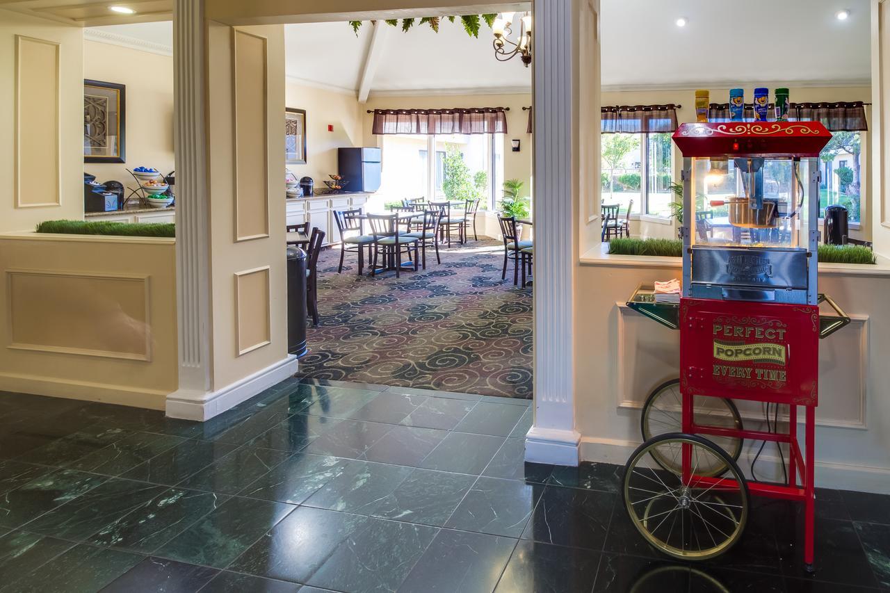 Ashmore Inn And Suites Лъбък Екстериор снимка