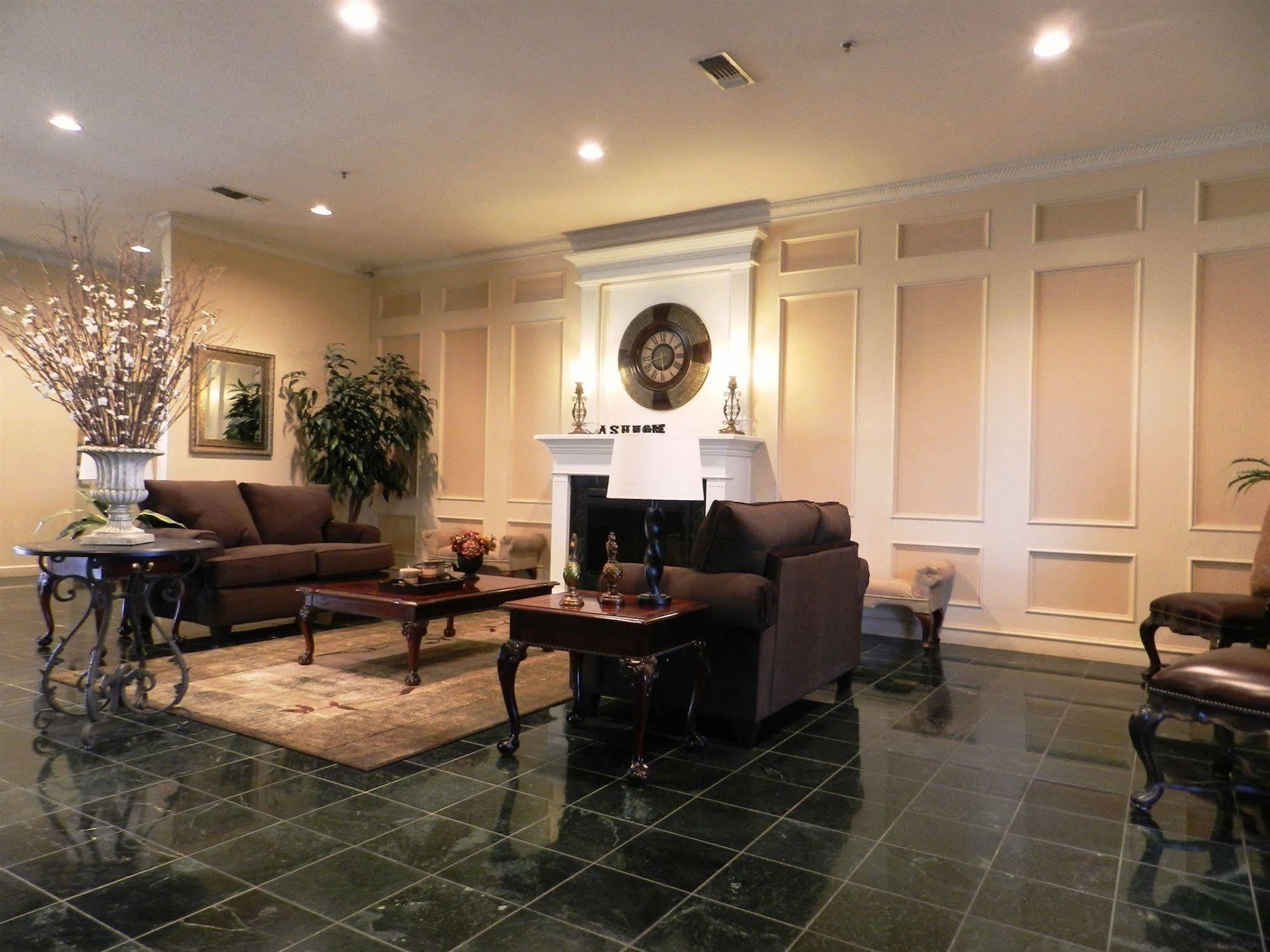 Ashmore Inn And Suites Лъбък Екстериор снимка