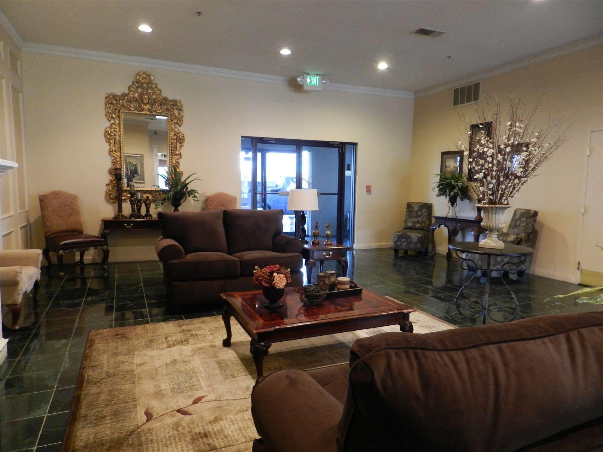 Ashmore Inn And Suites Лъбък Екстериор снимка