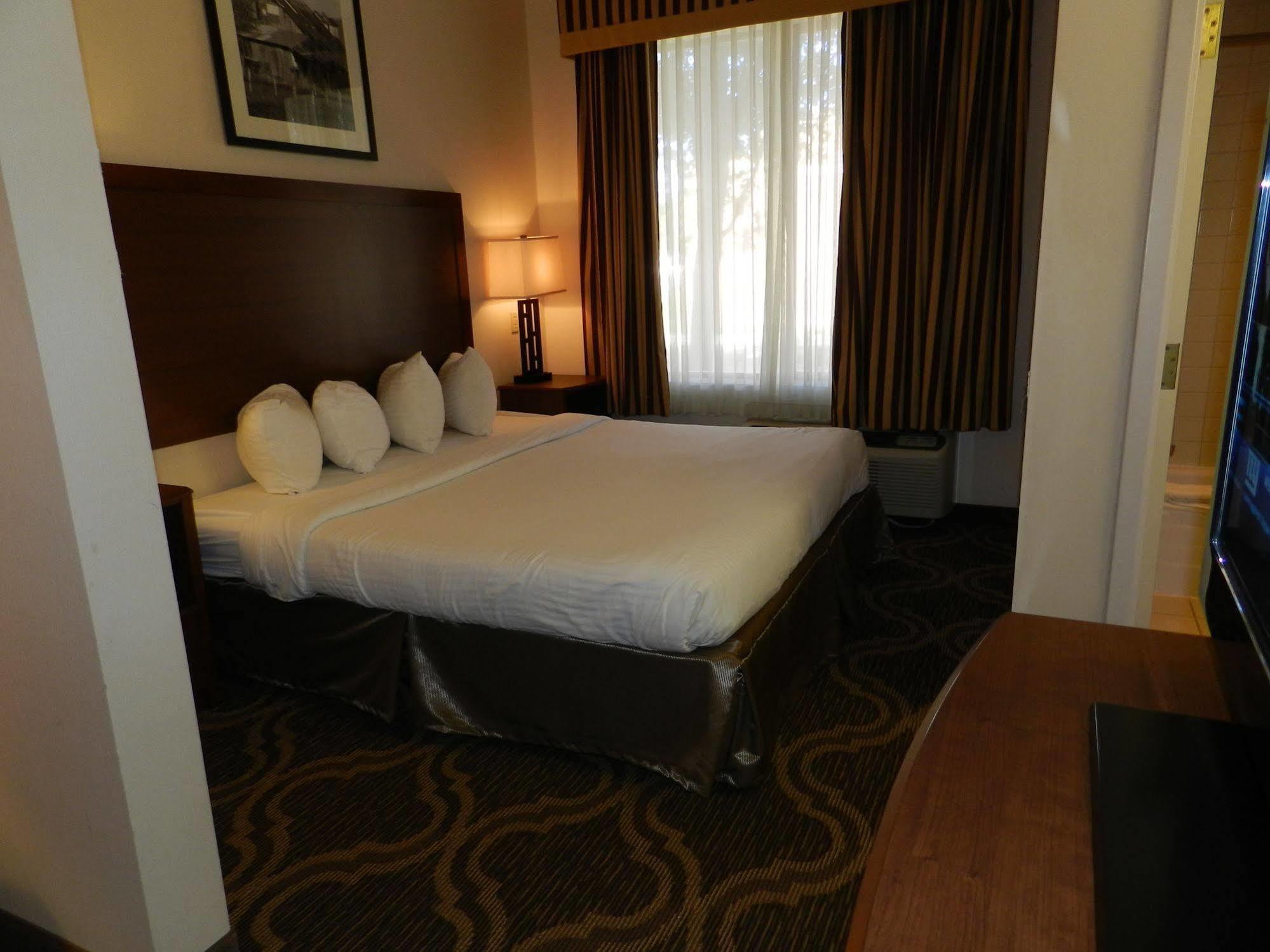 Ashmore Inn And Suites Лъбък Екстериор снимка