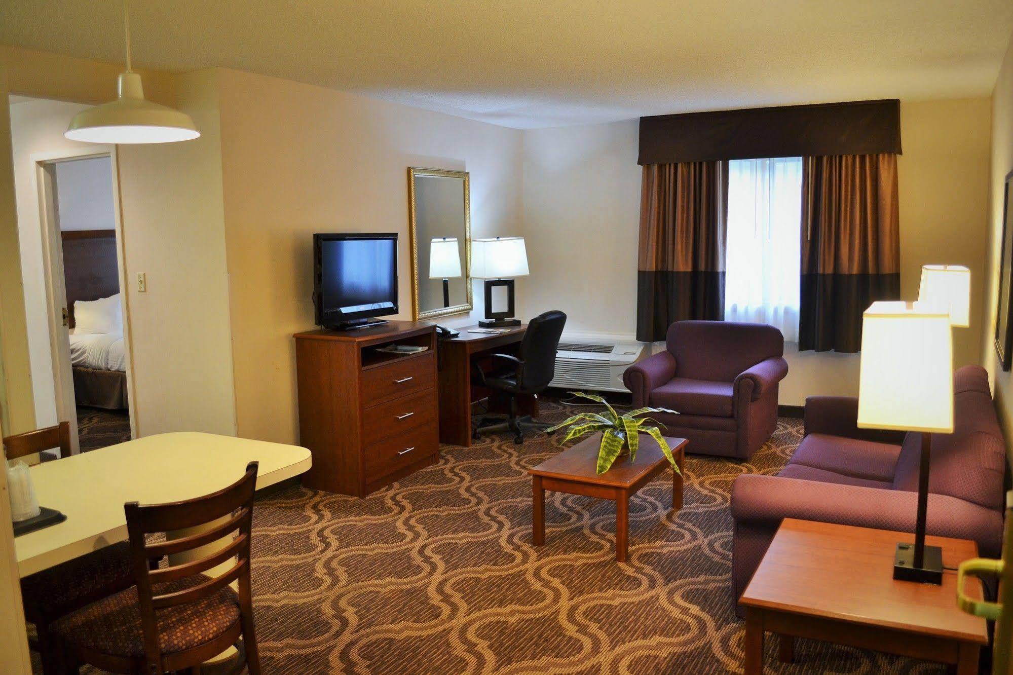 Ashmore Inn And Suites Лъбък Екстериор снимка