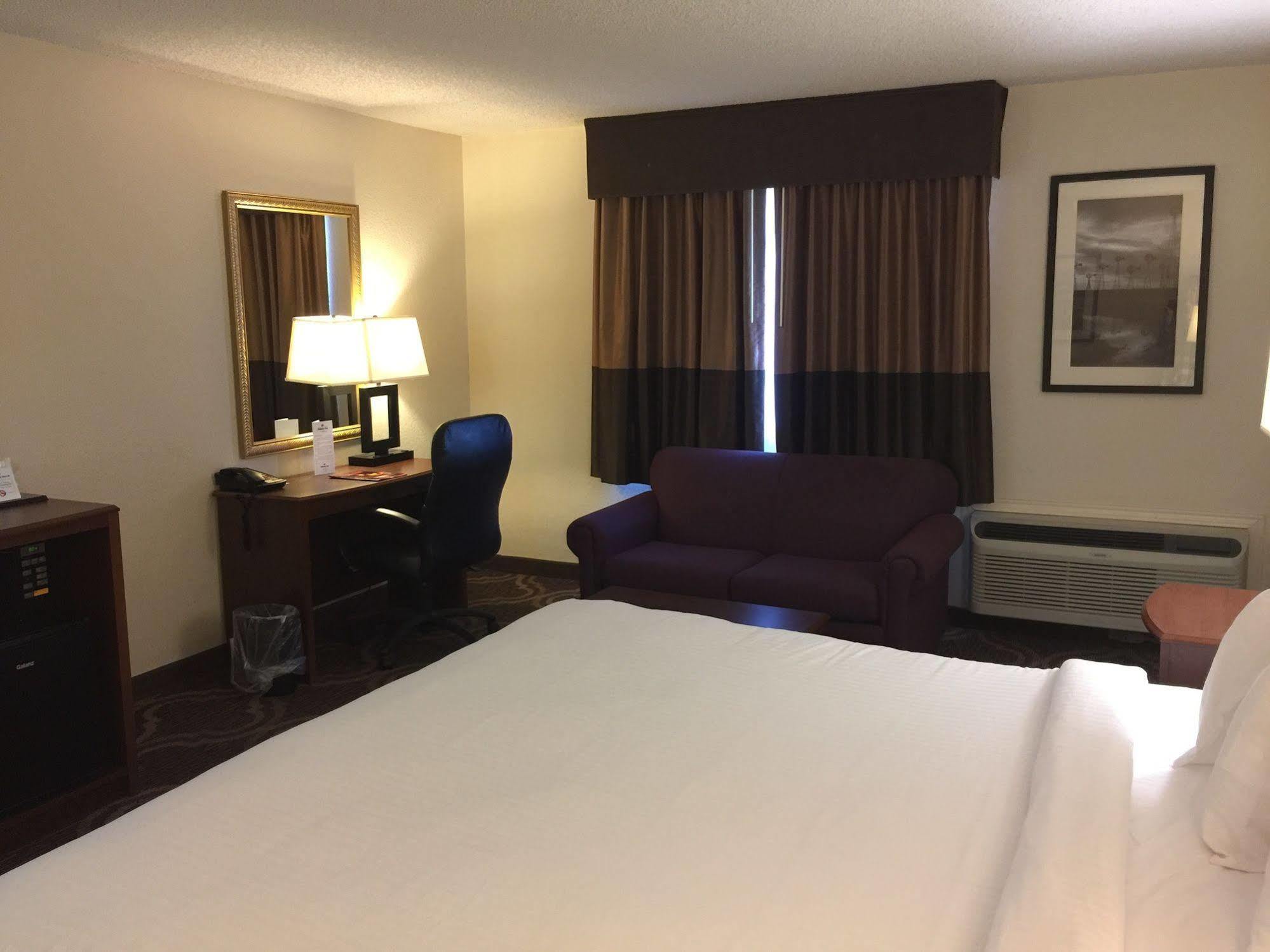 Ashmore Inn And Suites Лъбък Екстериор снимка