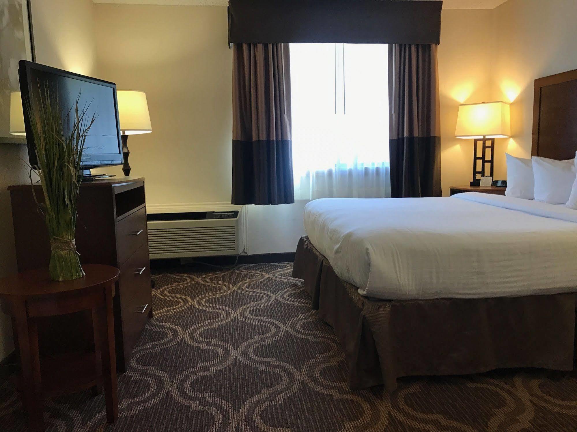 Ashmore Inn And Suites Лъбък Екстериор снимка
