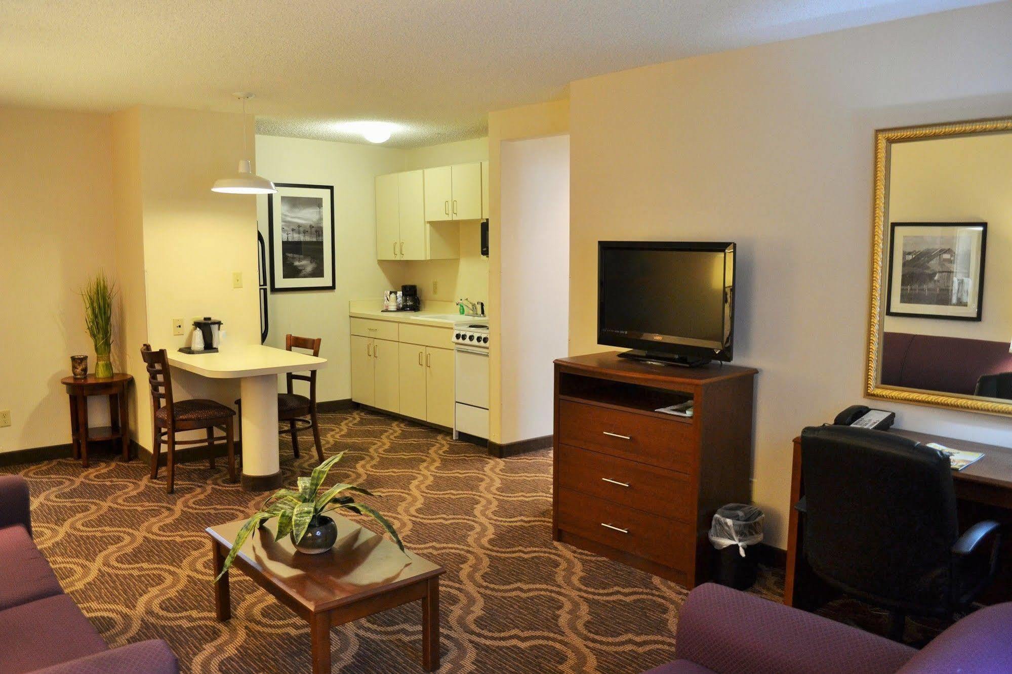 Ashmore Inn And Suites Лъбък Екстериор снимка