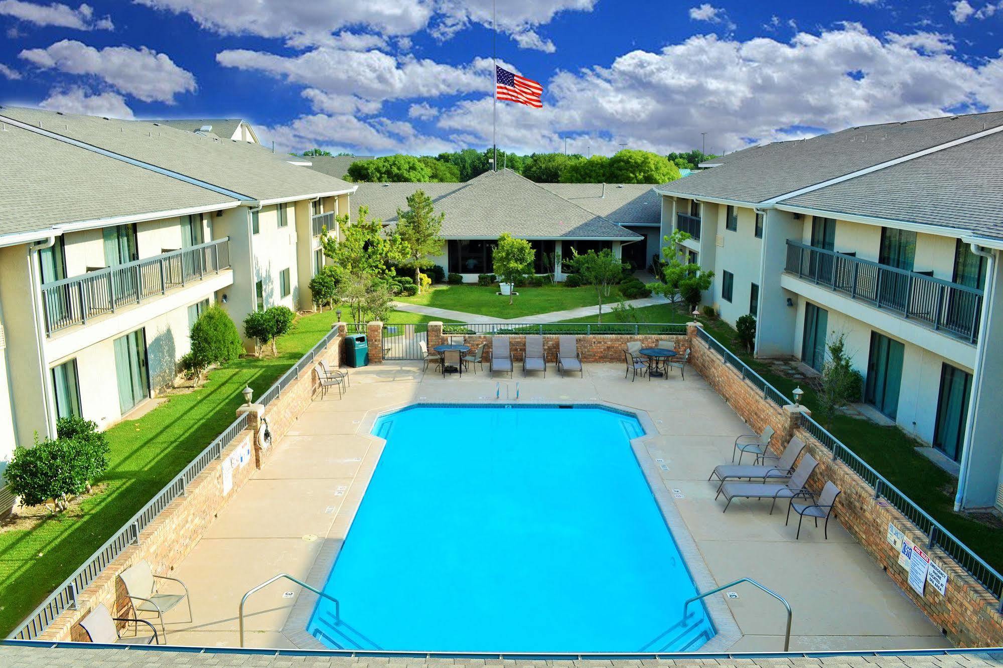Ashmore Inn And Suites Лъбък Екстериор снимка