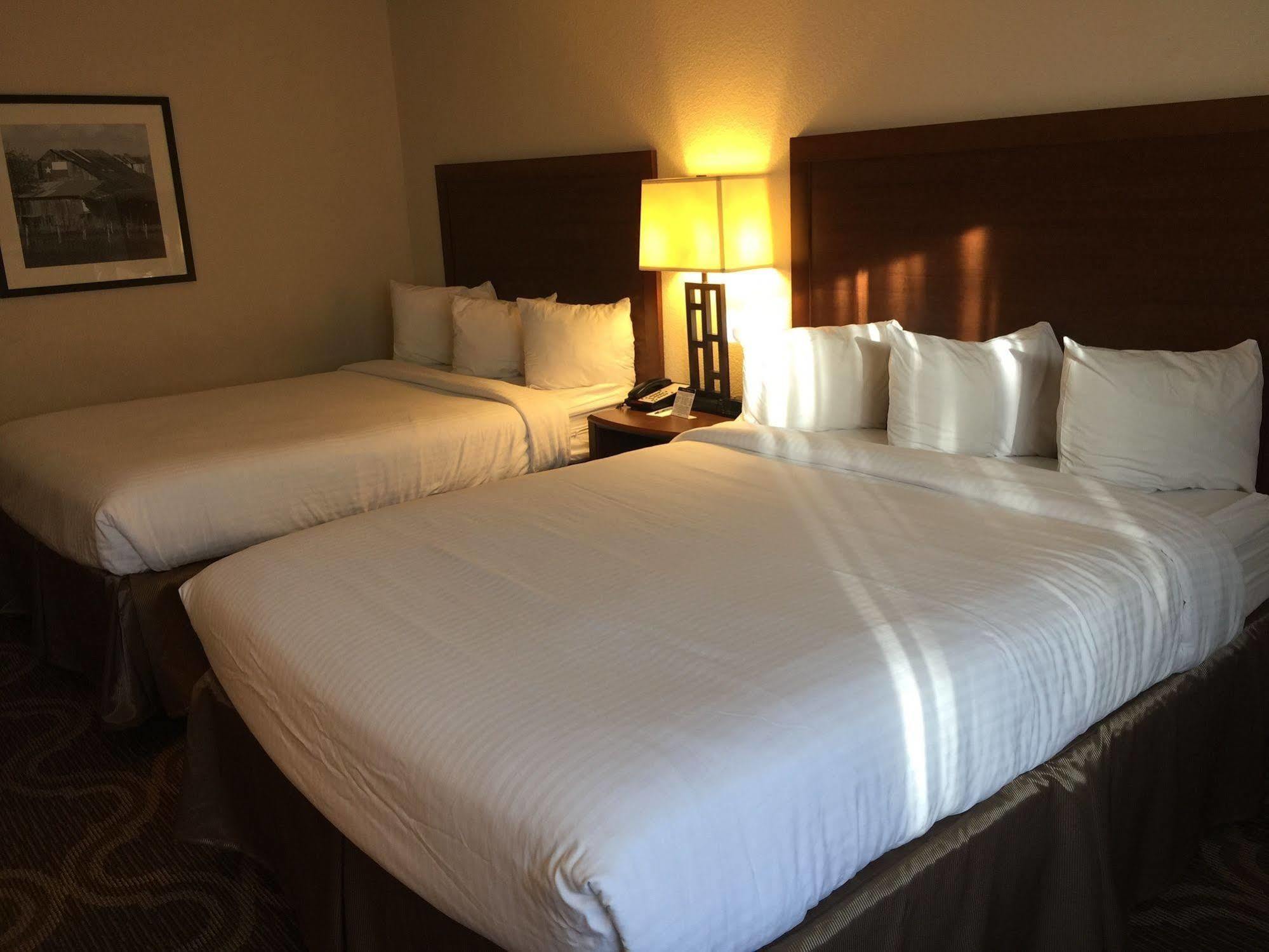 Ashmore Inn And Suites Лъбък Екстериор снимка