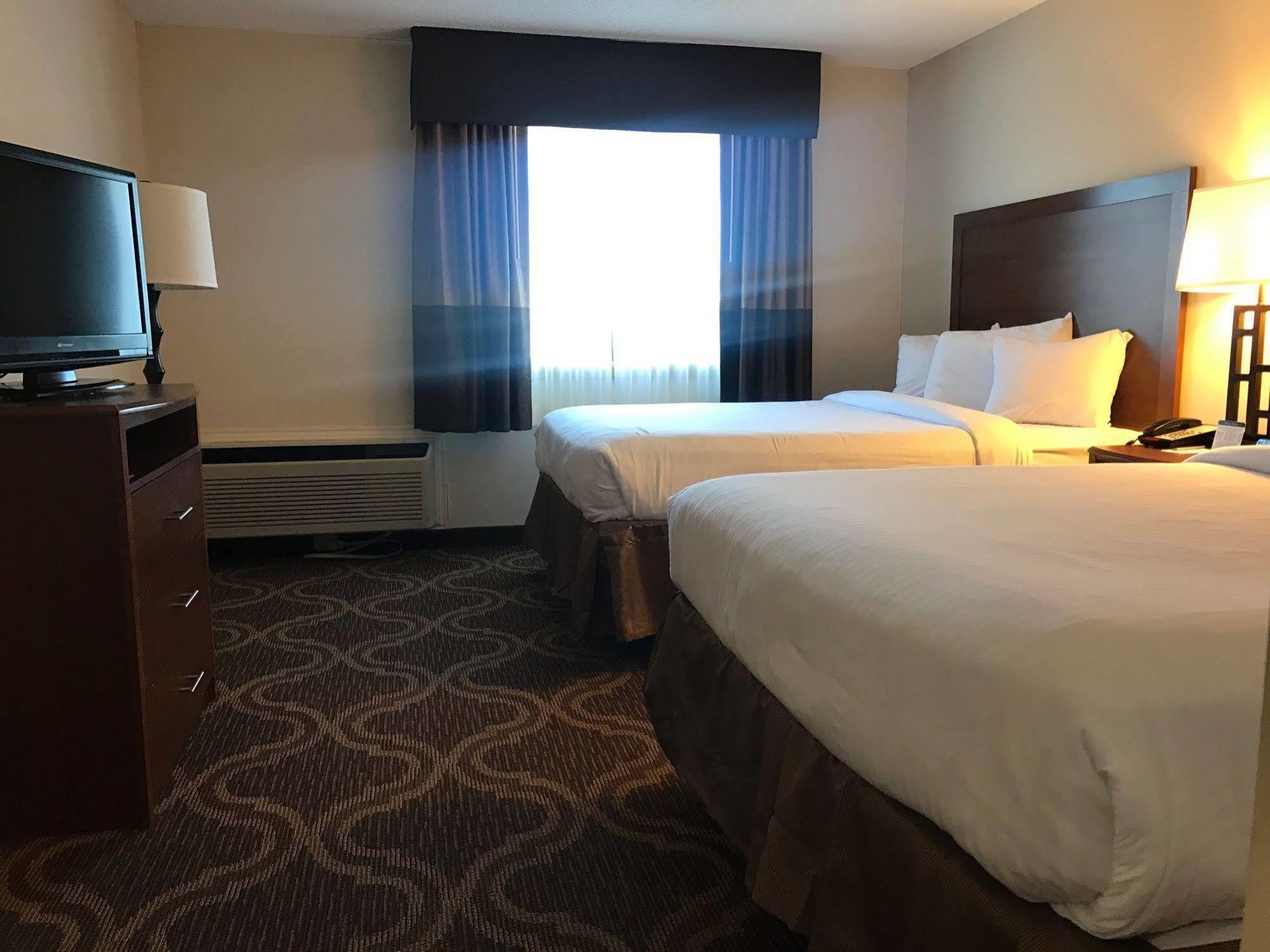 Ashmore Inn And Suites Лъбък Екстериор снимка