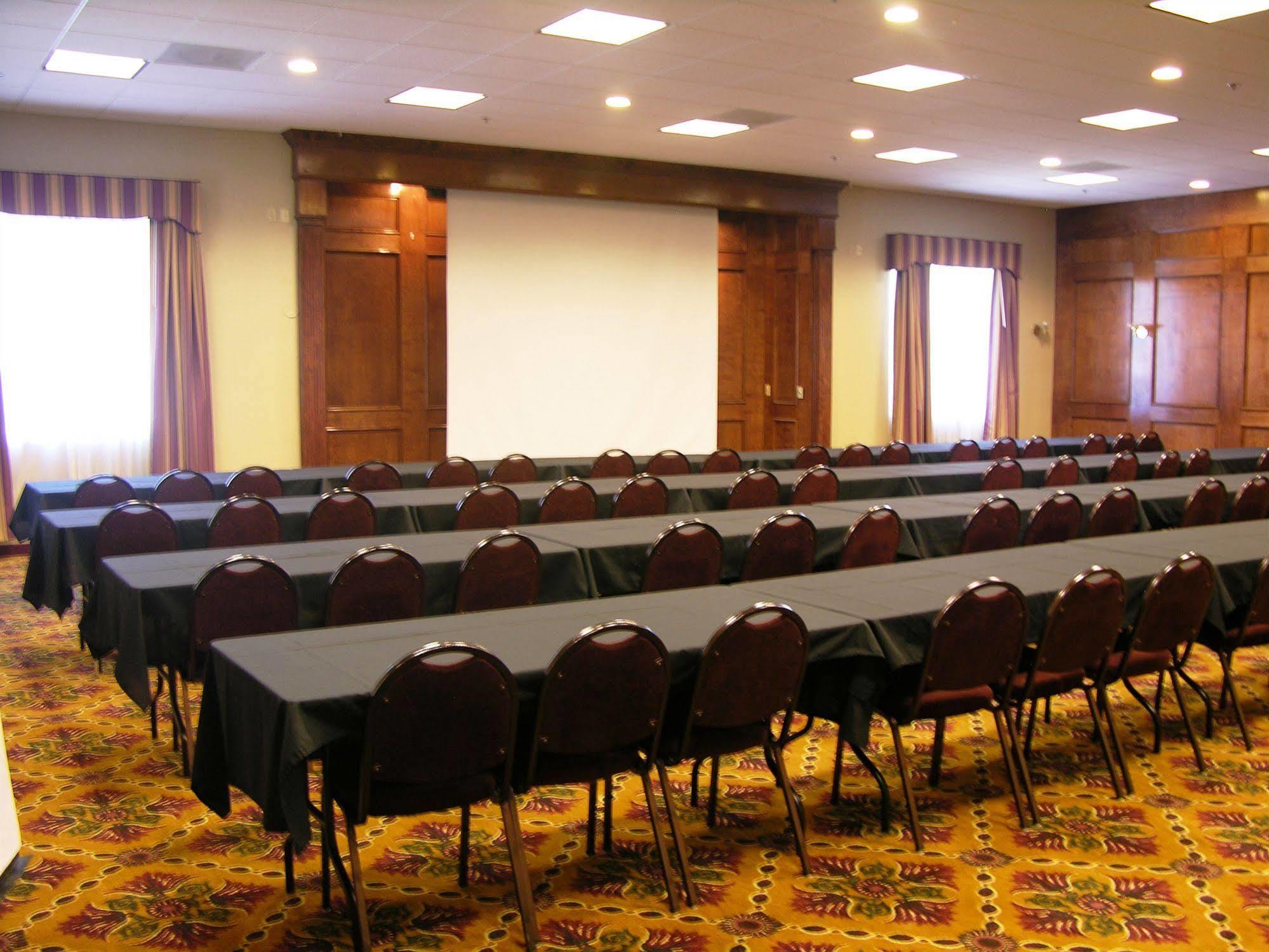 Ashmore Inn And Suites Лъбък Екстериор снимка