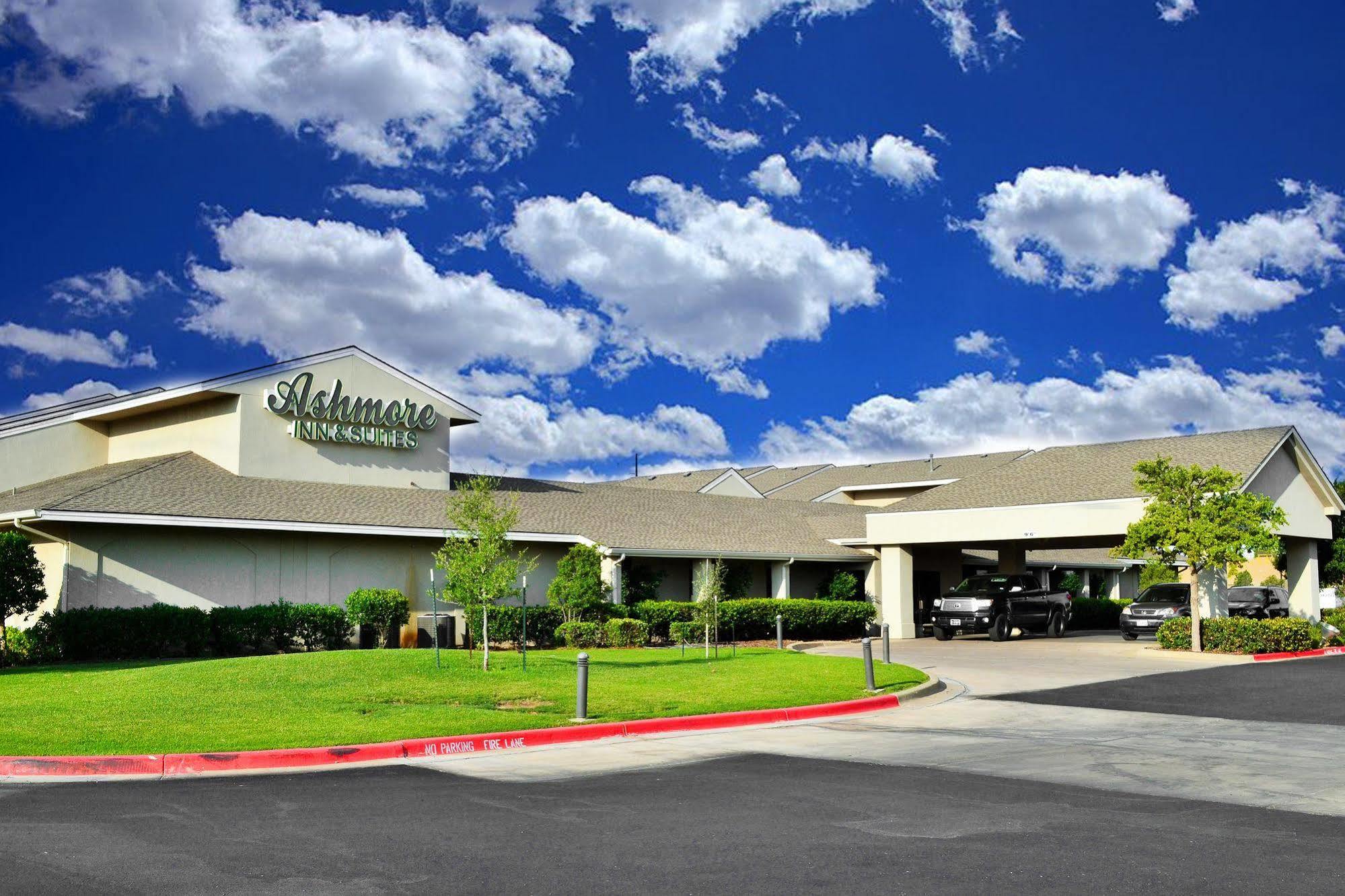 Ashmore Inn And Suites Лъбък Екстериор снимка